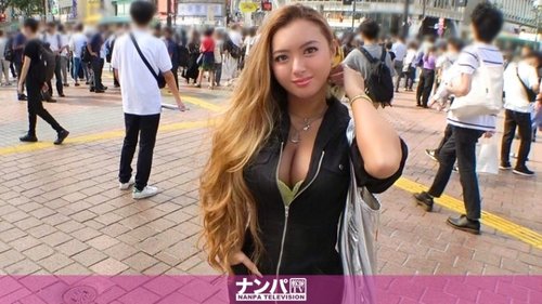 金髮辣妹撿起飛機杯，竟主動勾引上演濕身秀