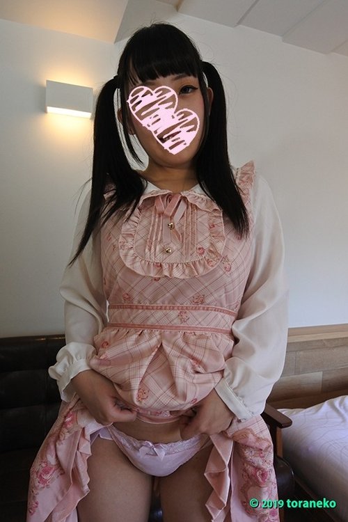 F罩杯莉亚双马尾写真：全脸曝光丰满美乳少女服务调情