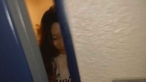Petite femme au foyer résiste, finit fécondée à l'intérieur en attendant son mari absent